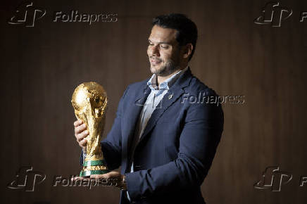 Samir Xaud segura a taça da Copa do Mundo na sede da CBF