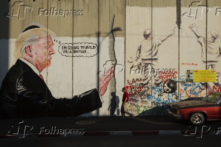 Grafite com o presidente Donald Trump em muro na Cisjordânia