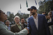Marçal (PRTB) cumprimenta eleitores antes de participar de debate
