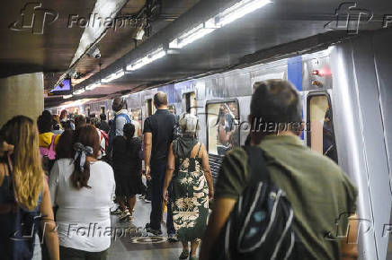 Movimentação dentro da Estação Sé do metrô