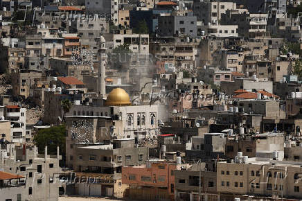 Israeli heavy machinery demolishes homes of Palestinians in Nur Shams camp