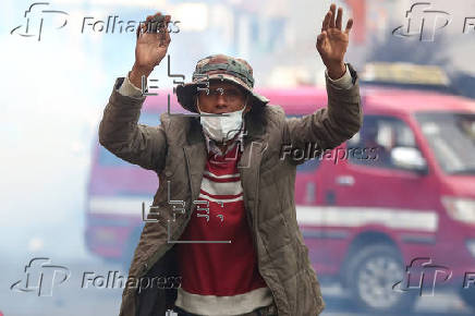 Afines a Evo Morales se enfrentan con policías y anuncian un bloqueo nacional en Bolivia