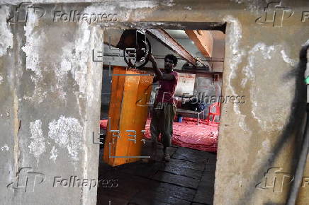 Workers battle heatwave at Karachi ice factory