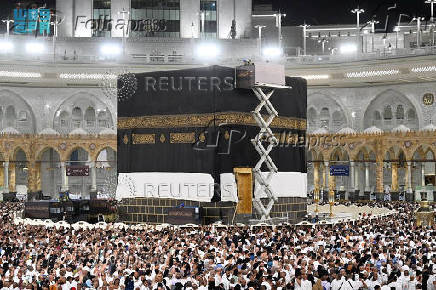 Workers change the Kabaa's cover, known as Kiswa, in the grand mosque in the holy city of Mecca