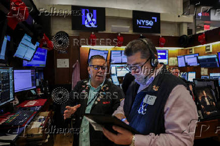 Traders work on the floorat the New York Stock Exchange (NYSE) in New York City