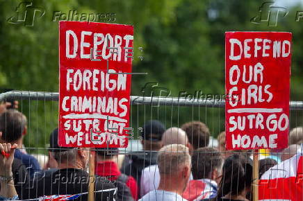 Protest against far-right campaigners targeting migrants in Epping