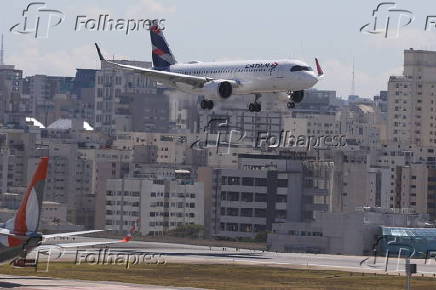 Movimentação de aviões no aeroporto de Congonhas em SP