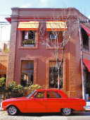 Ford Falcon em frente a loja no
