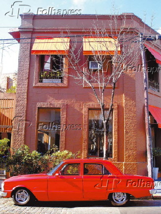 Ford Falcon em frente a loja no