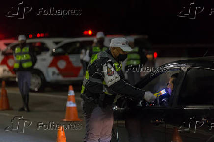 Motorista faz teste em blitz da PM na av. Paulista, em São Paulo