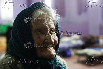Ukrainian refugees trickle out of Eastern frontline areas, as Russians continue push West