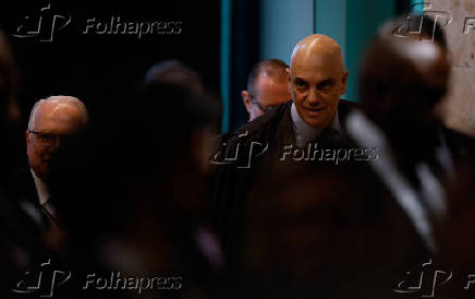 O ministro Alexandre de Moraes, do STF, chega ao plenário do tribunal para sessão