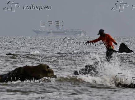 The US Navy’s Nimitz-class nuclear-powered aircraft carrier USS George Washington (CVN-73) anchors at Manila Bay