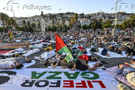 Flash mob in Naples for Gaza victims
