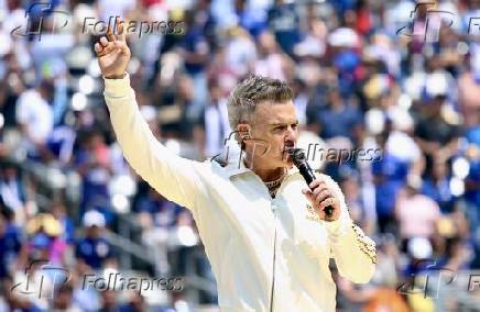Robbie williams e laura pausini lideram a inesquecível preparação para a copa do mundo de clubes da fifa na partida final entre chelsea e psg.