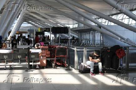 Movimentação de passageiros no aeroporto jfk em nova york.
