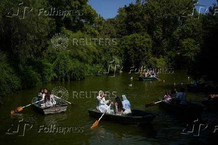 People battle soaring temperatures during heatwave in Barcelona
