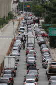 Trânsito congestionado na lateral do viaduto Santo Amaro