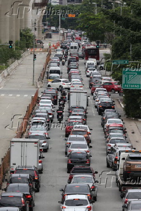 Trânsito congestionado na lateral do viaduto Santo Amaro