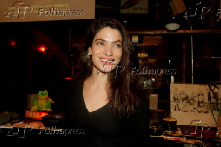 Maria Manoella na abertura da exposição