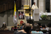 Fiéis rezam diante da imagem do Papa eleito Leão XIV  na catedral da Sé