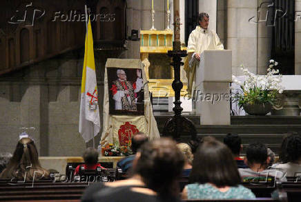 Fiéis rezam diante da imagem do Papa eleito Leão XIV na catedral da Sé