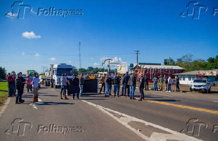 Agricultores bloqueiam ERS-287 em Venâncio Aires