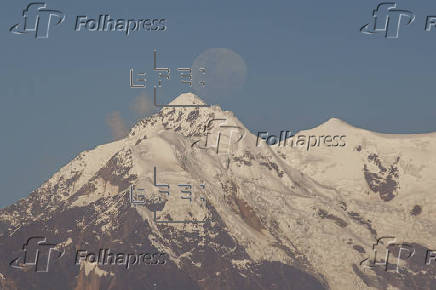 La luna sobre el monte nevado Illimani en Bolivia