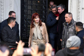 Peronistas se congregan en la casa de Cristina Fernández ante su posible detención