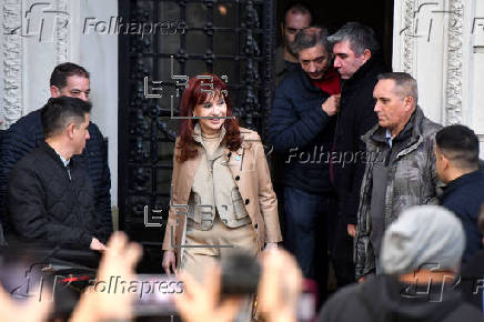Peronistas se congregan en la casa de Cristina Fernández ante su posible detención