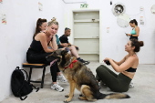 Beachgoers evacuate to shelters amid missile threat in Tel Aviv