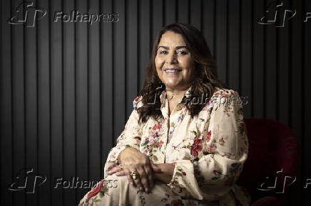 Fundadora da Sodiê Doces posa com nova linha de chocolates