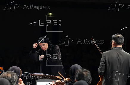 First female conductor leads Tehran's Symphony Orchestra