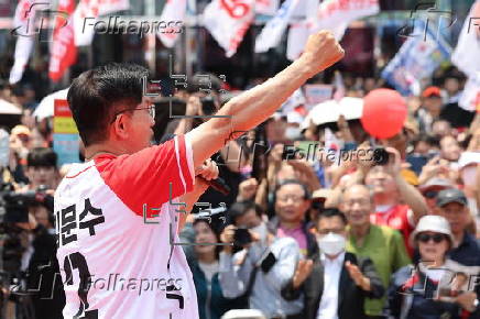 People Power Party presidential candidate Kim Moon-soo campaigns in Seoul
