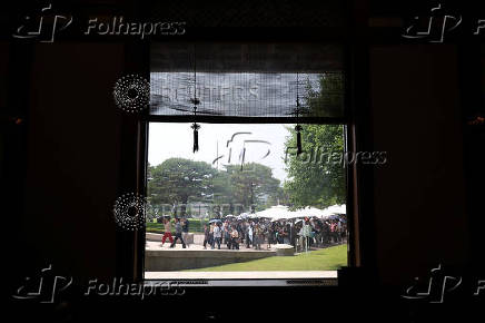 Tourists flock to the presidential Blue House before its closure