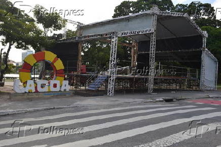 Montagem dos palcos para os shows da Festa das Neves 2025