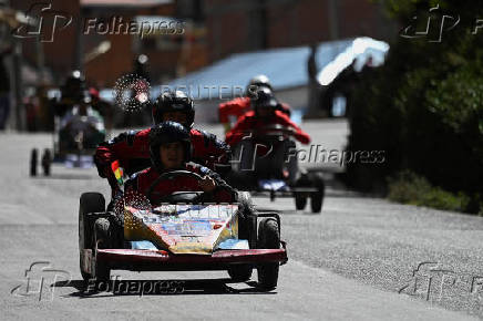Bolivians compete with motorless cars, in La Paz