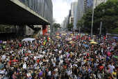 Manifestantes do #EleNão se reúnem em frente ao Masp, em São Paulo