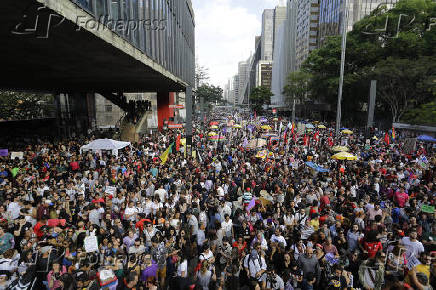 Manifestantes do #EleNão se reúnem em frente ao Masp, em São Paulo