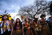 Indigenas tentam invadir Congresso Nacional durante marcha do ATL
