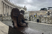 El Vaticano dedica una nueva escultura a los más vulnerables en la Plaza de San Pedro