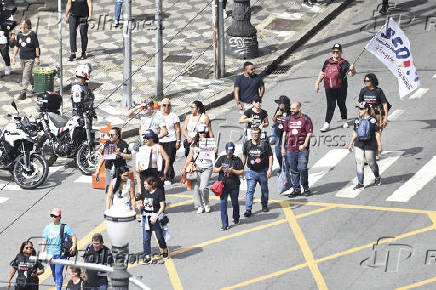 Representantes sindicais do sinpeem realizam manifestação em frente a câmera municipal de são paulo.