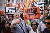 Séptima manifestación para pedir la dimisión del president de la Generalitat, en el día en el que se cumplen siete meses de la tragedia