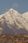 La luna sobre el monte nevado Illimani en Bolivia
