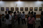 Tourists flock to the presidential Blue House before its closure