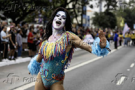 Parada LGBT+ é realizada na avenida Paulista