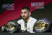 El campeón del mundo del peso ligero de artes marciales mixtas, el español Ilia Topuria, comparece este viernes en una rueda de prensa, en Madrid