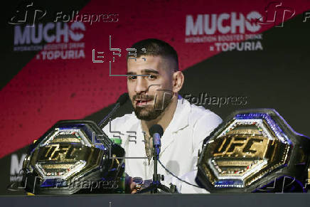 El campeón del mundo del peso ligero de artes marciales mixtas, el español Ilia Topuria, comparece este viernes en una rueda de prensa, en Madrid