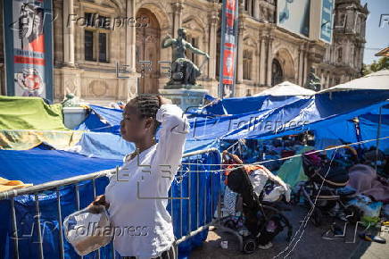 Migrants camp outside Paris City Hall asking for shelter