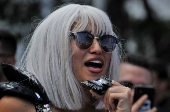Fãs da cantora Lady Gaga, em frente ao hotel Copacabana Palace